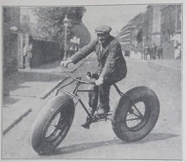 Mr Ritchie op zijn fiets met dikke banden, Cycling Correspondence, 1924 (ter illustratie)